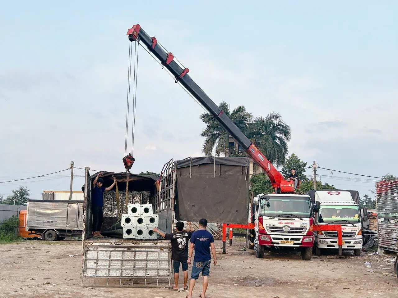 N&acirc;ng hạ an to&agrave;n xe cẩu 10 tấn chuẩn