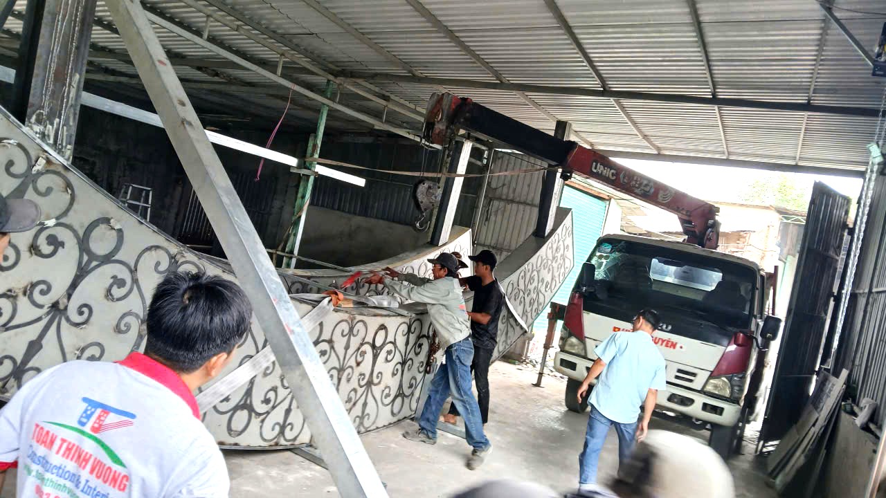 xe cẩu 2.5 tấn v&agrave;o phố được kh&ocirc;ng